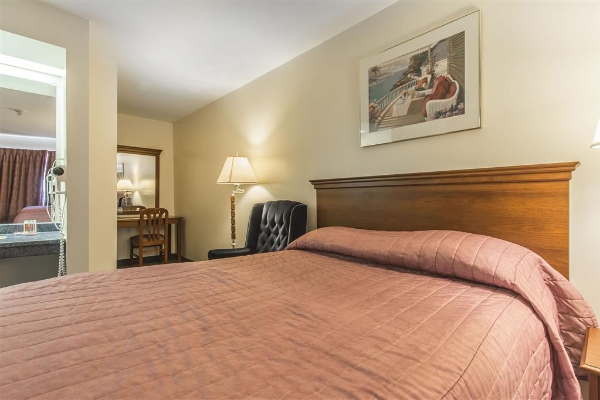 Econo Lodge Inn and Suites